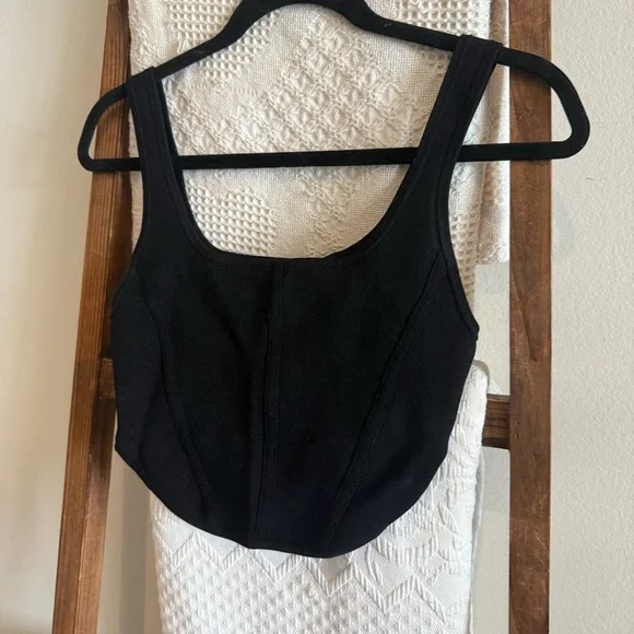 NWOT Babaton From Aritzia Black Sculpt Knit Cropped Top - Picture 2 of 4